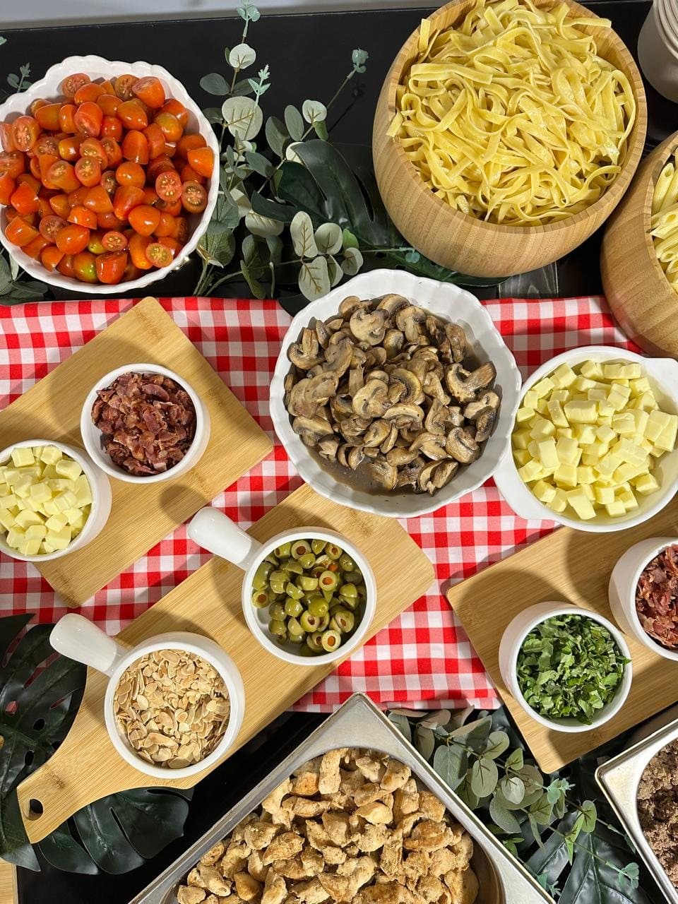Barra italiana con pastas, tomates cherry, champiñones y quesos