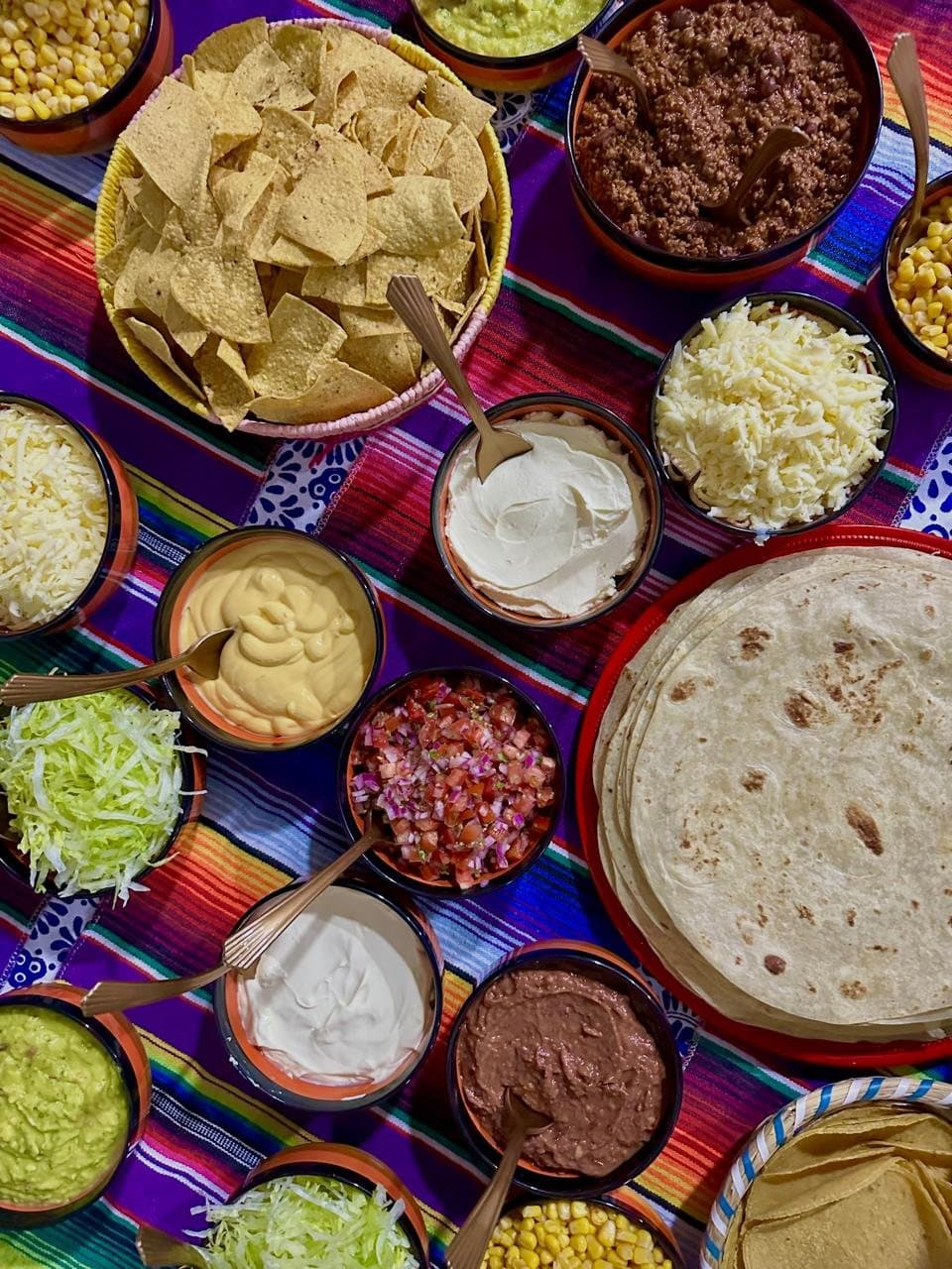 Barra mexicana con tortillas, nachos, frijoles, quesos y salsas