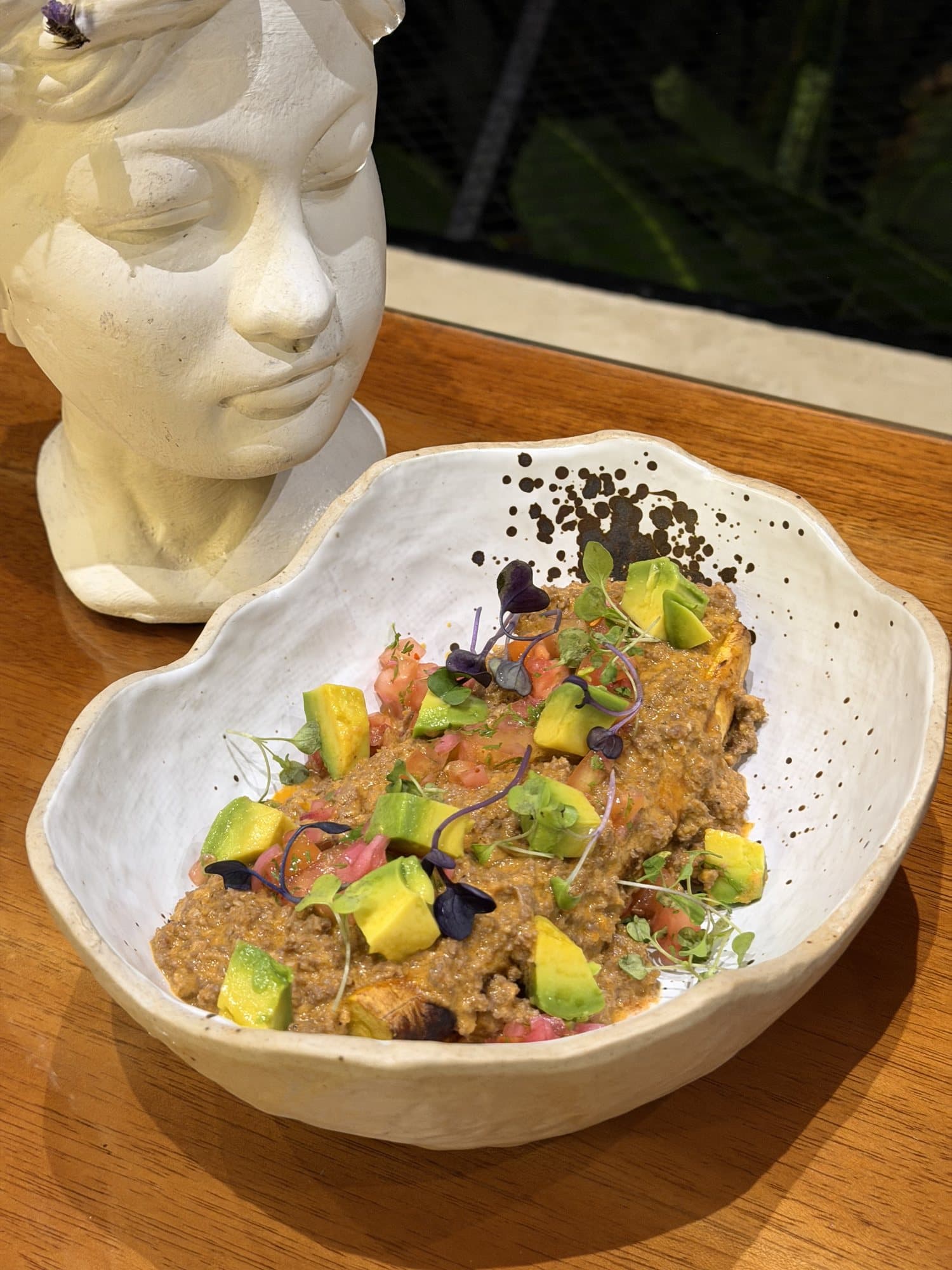 Plato de autor servido en bowl de cerámica
