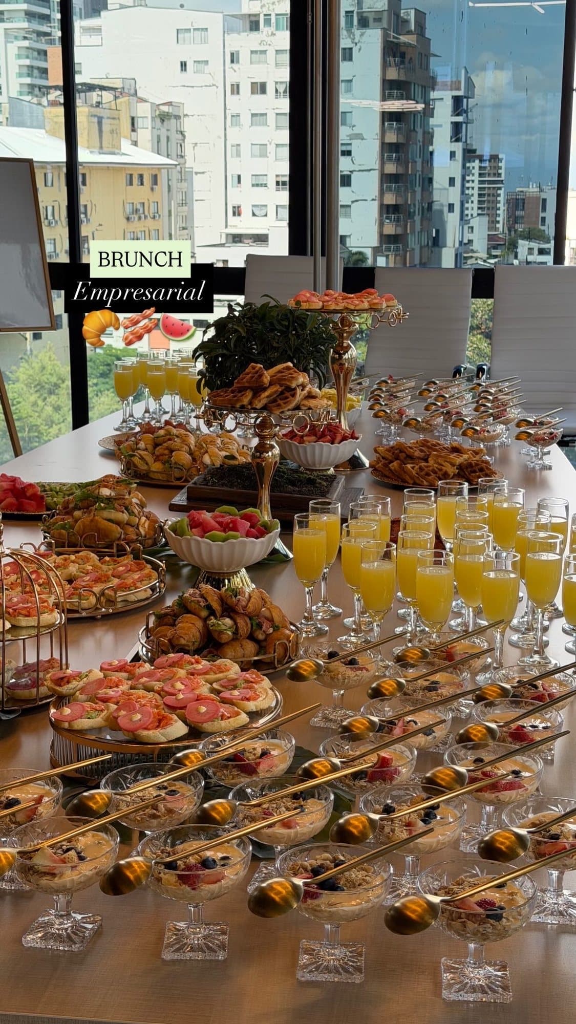 Brunch servido en una terraza con vista a la ciudad