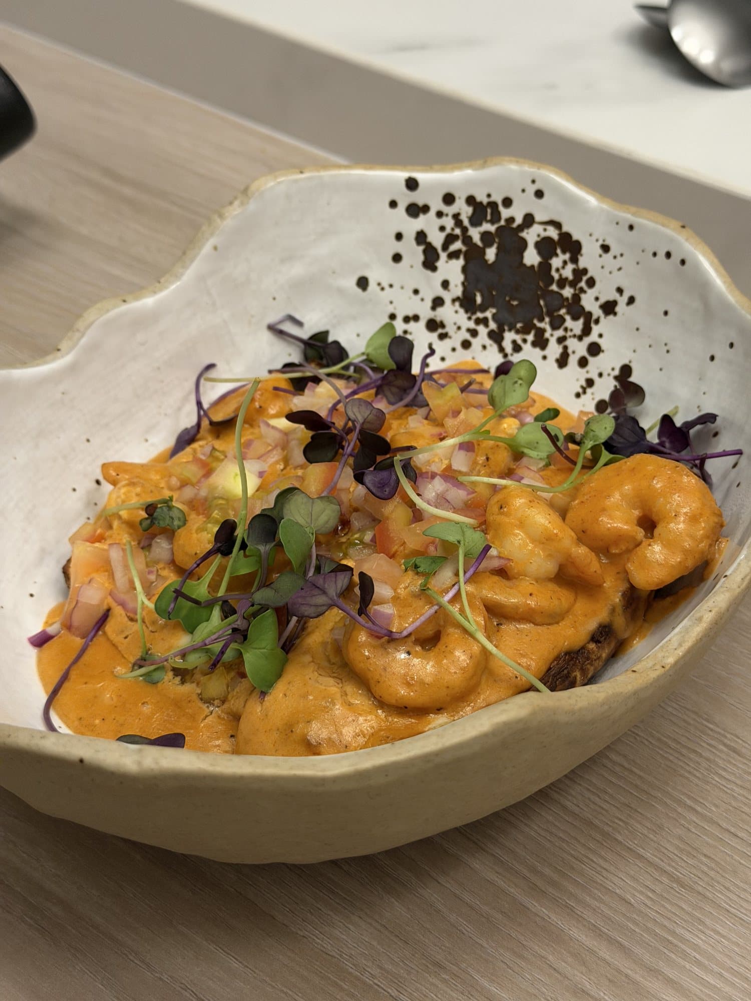 Camarones en salsa servidos en bowl de cerámica