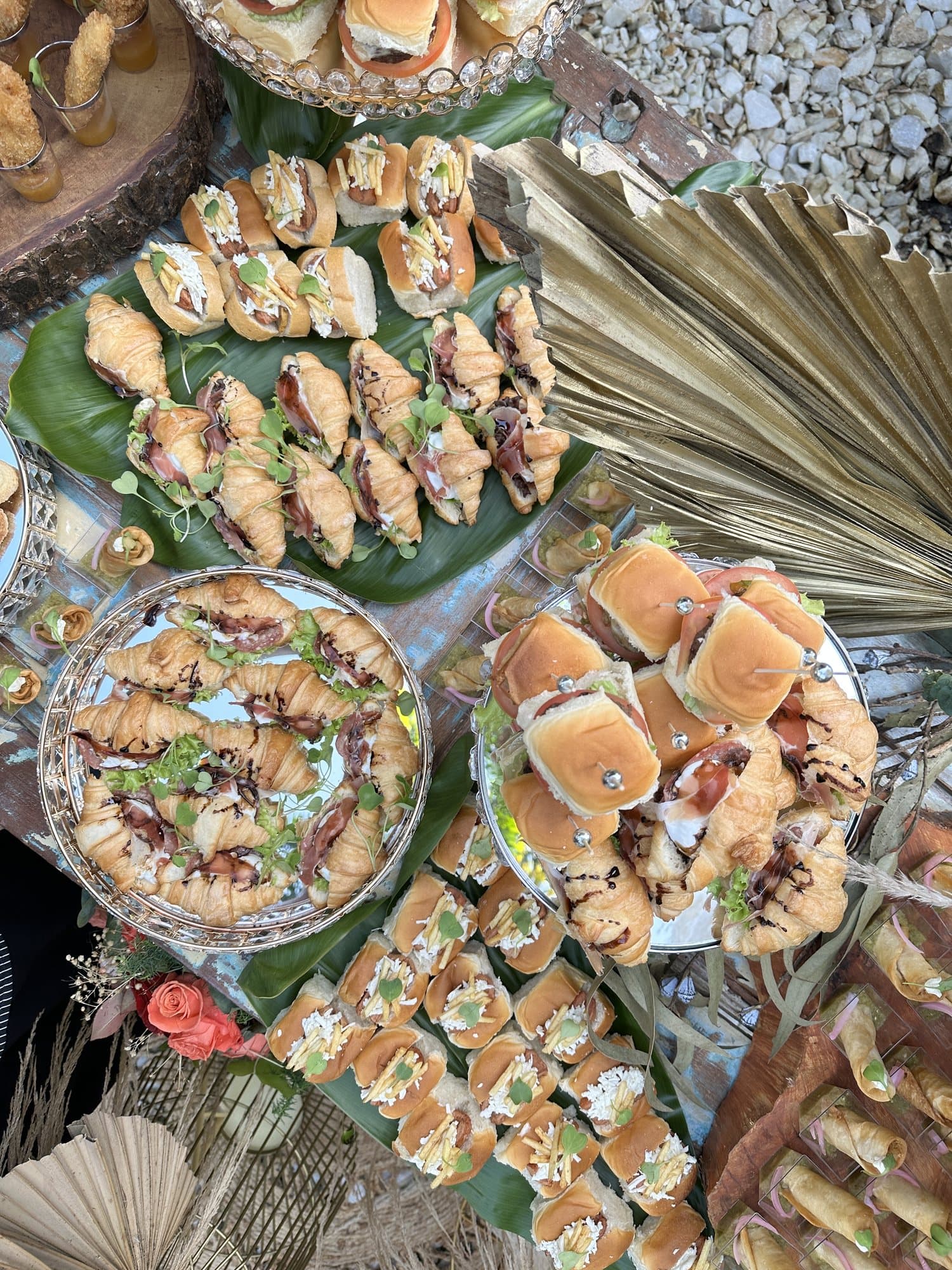 Pasabocas servidos en bandejas para un evento